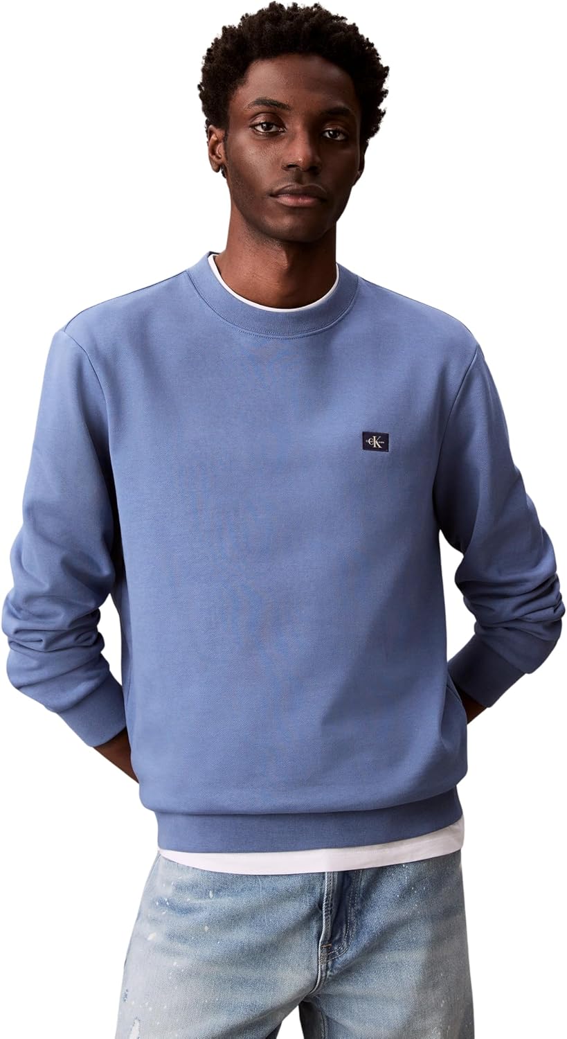 Calvin Klein 400GSM Terry Badge Crew: sudadera premium en azul Dull Nile Blue.