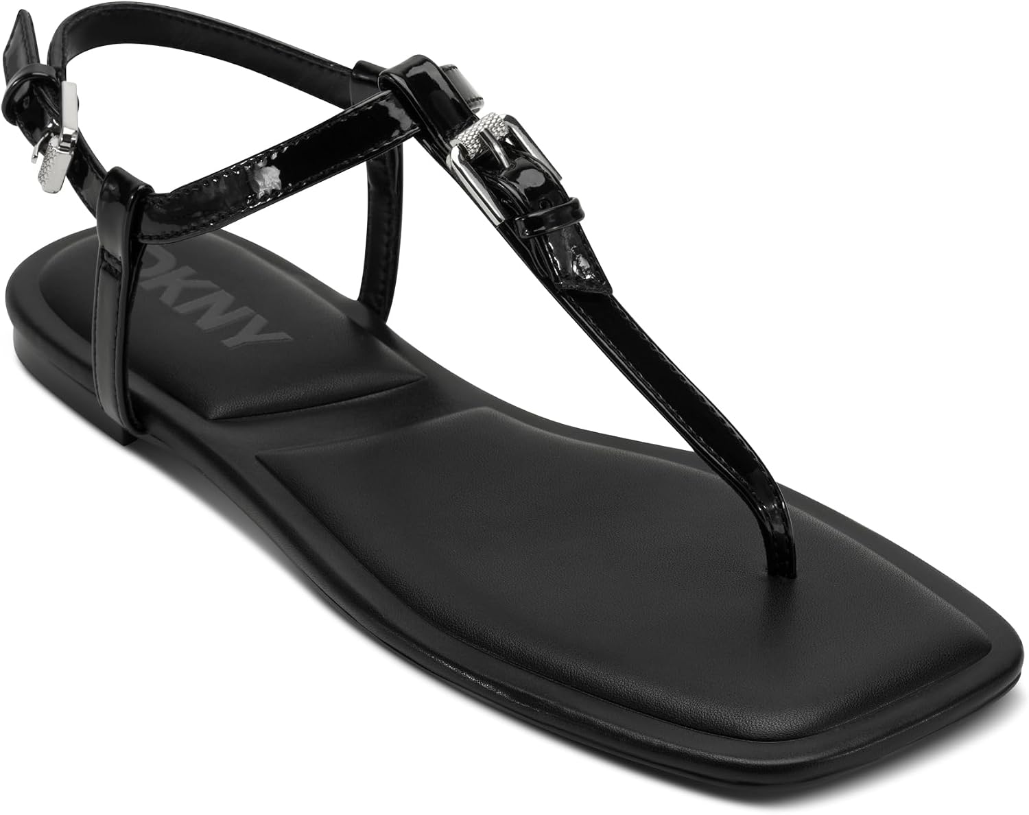 DKNY Datto-Flat: Sandalia plana en color negro, cómoda y elegante.